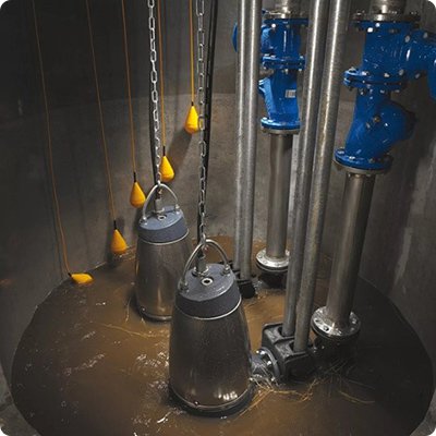 поплавки в емкости для автоматизации двух насосов